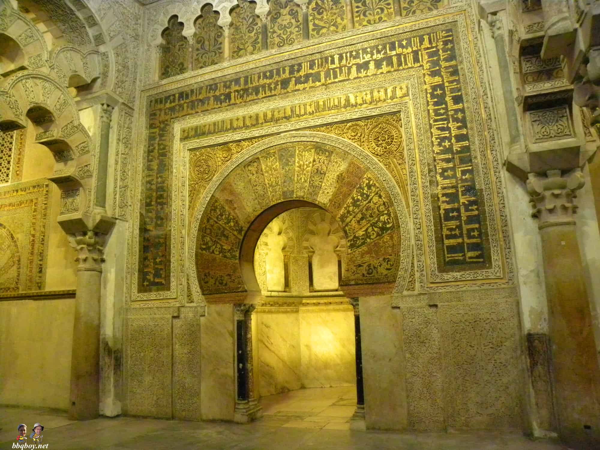 the building of the first mosque la mezquita of cordoba Abderraman ii made the first expansion (round 822) of the mosque of cordoba, by making the prayer hall larger. the building of the first mosque la mezquita of cordoba Abderraman ii made the first expansion (round 822) of the mosque of cordoba, by making the prayer hall larger.