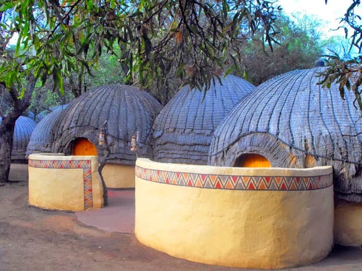 zulu-beehive-huts, valley of a thousand hills, Kwazulu-Natal Province