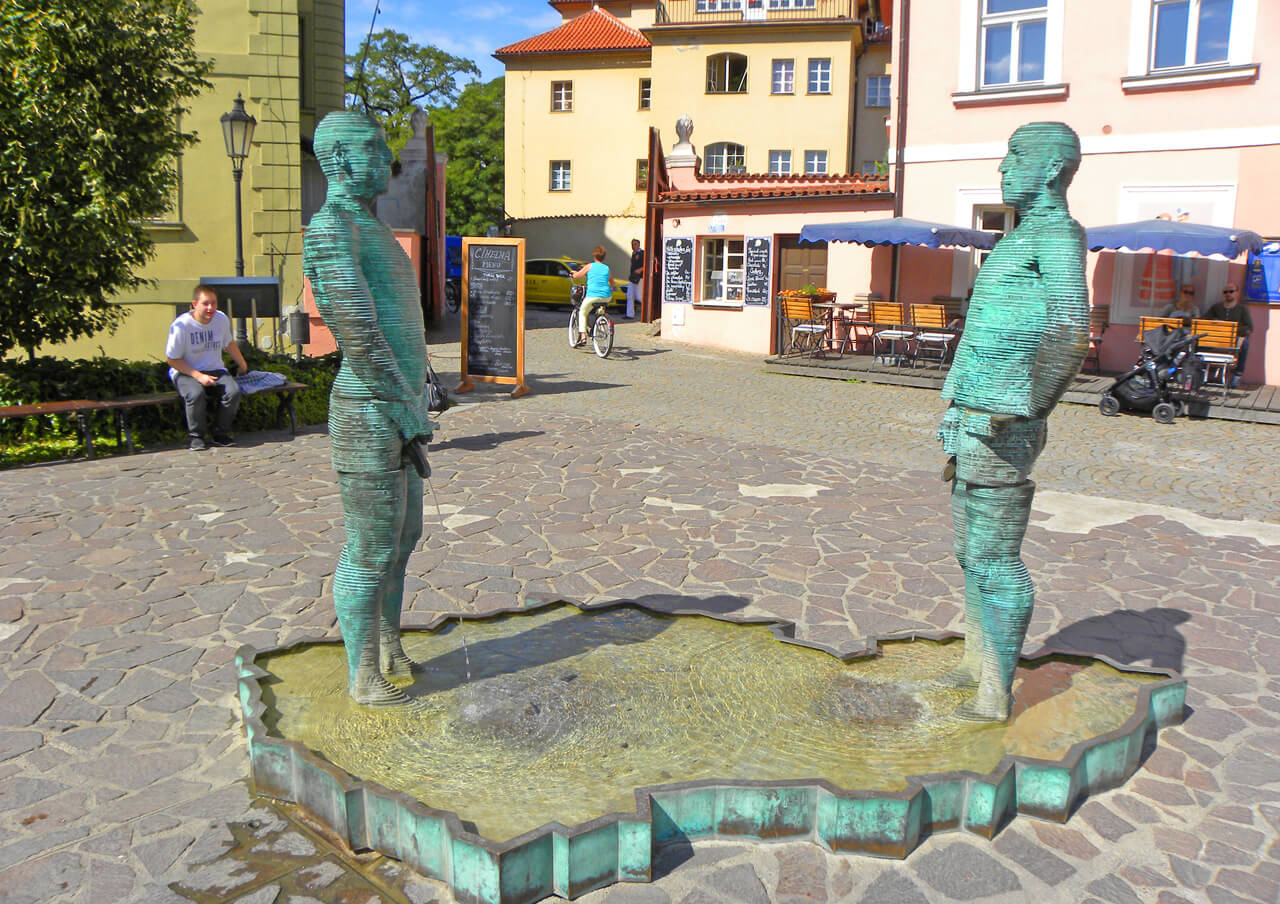 Peeing statue in Prague