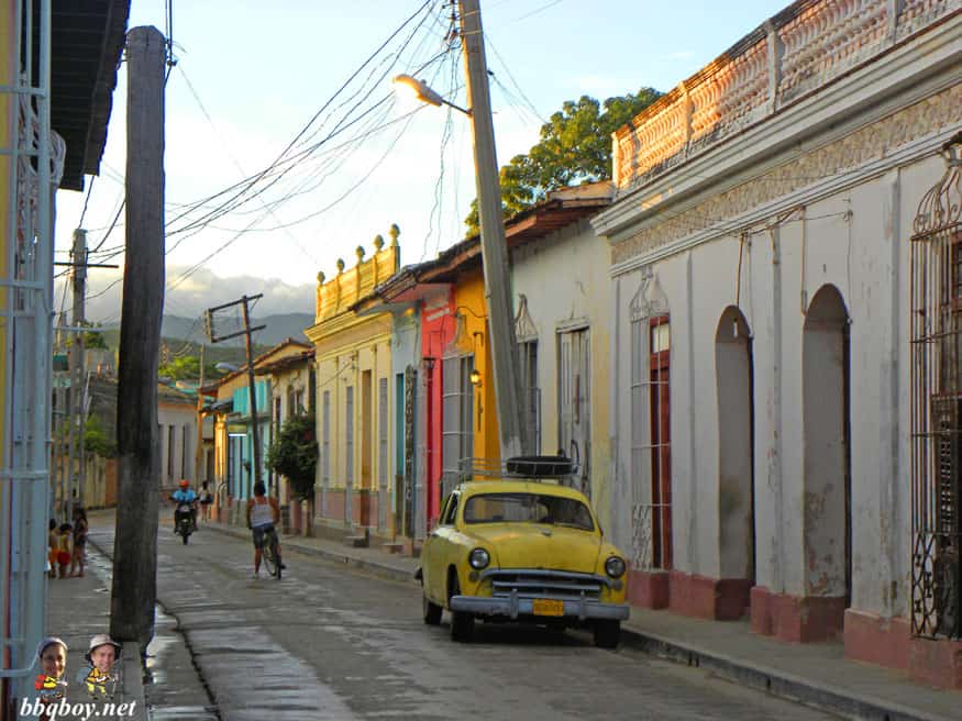 Trinidad-calle con coche