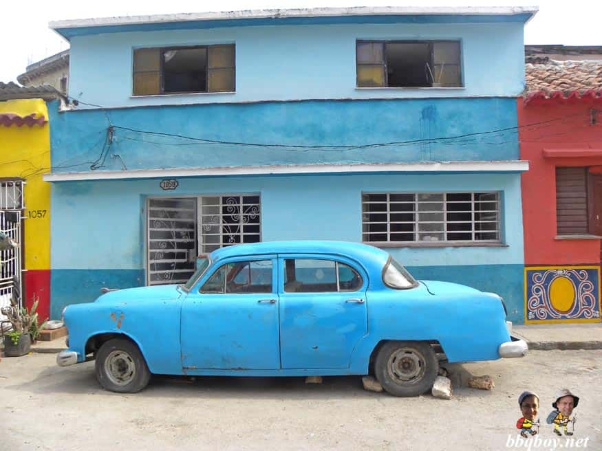 coche azul en La Habana