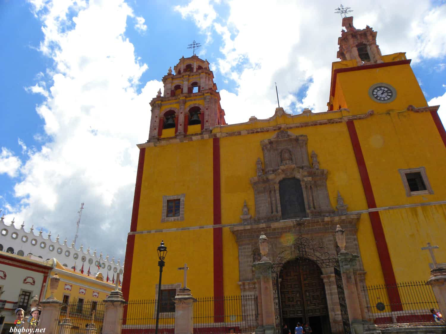 Parroquia-de-Basílica-Colegiata-de-Nuestra-Señora-de-Guanajuato-in-colorful-Guanajuato-Mexico
