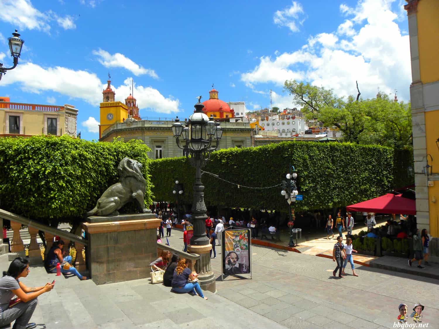 vista de los pasos del-Teatro-Juarez-Mexico