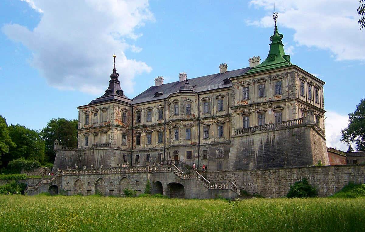 Golden Horseshoe castles, Lviv