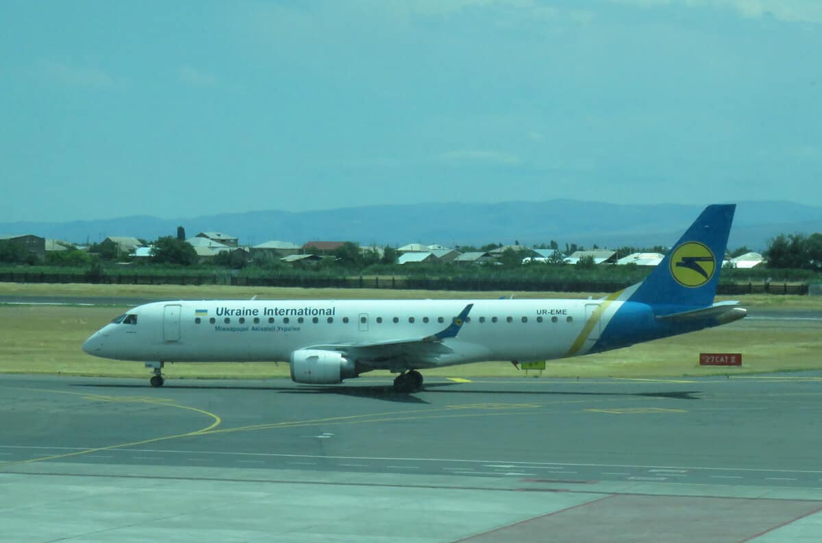 Ukrainian Airlines Embraer 190 in Yerevan. A Review of Ukrainian Airlines