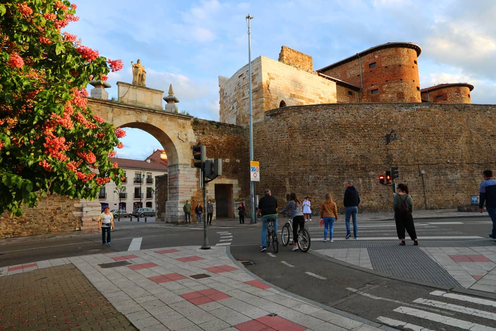 Old city gate (Arco de la Cárcel) near Basílica de San Isidoro, Leon Spain