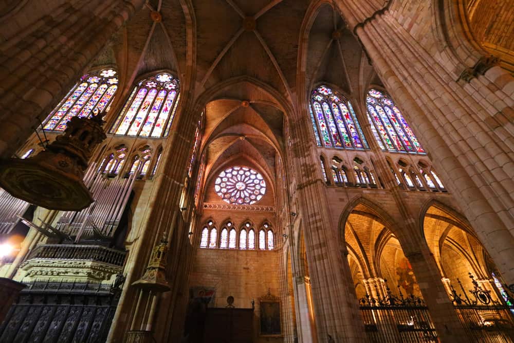 León Cathedral interior