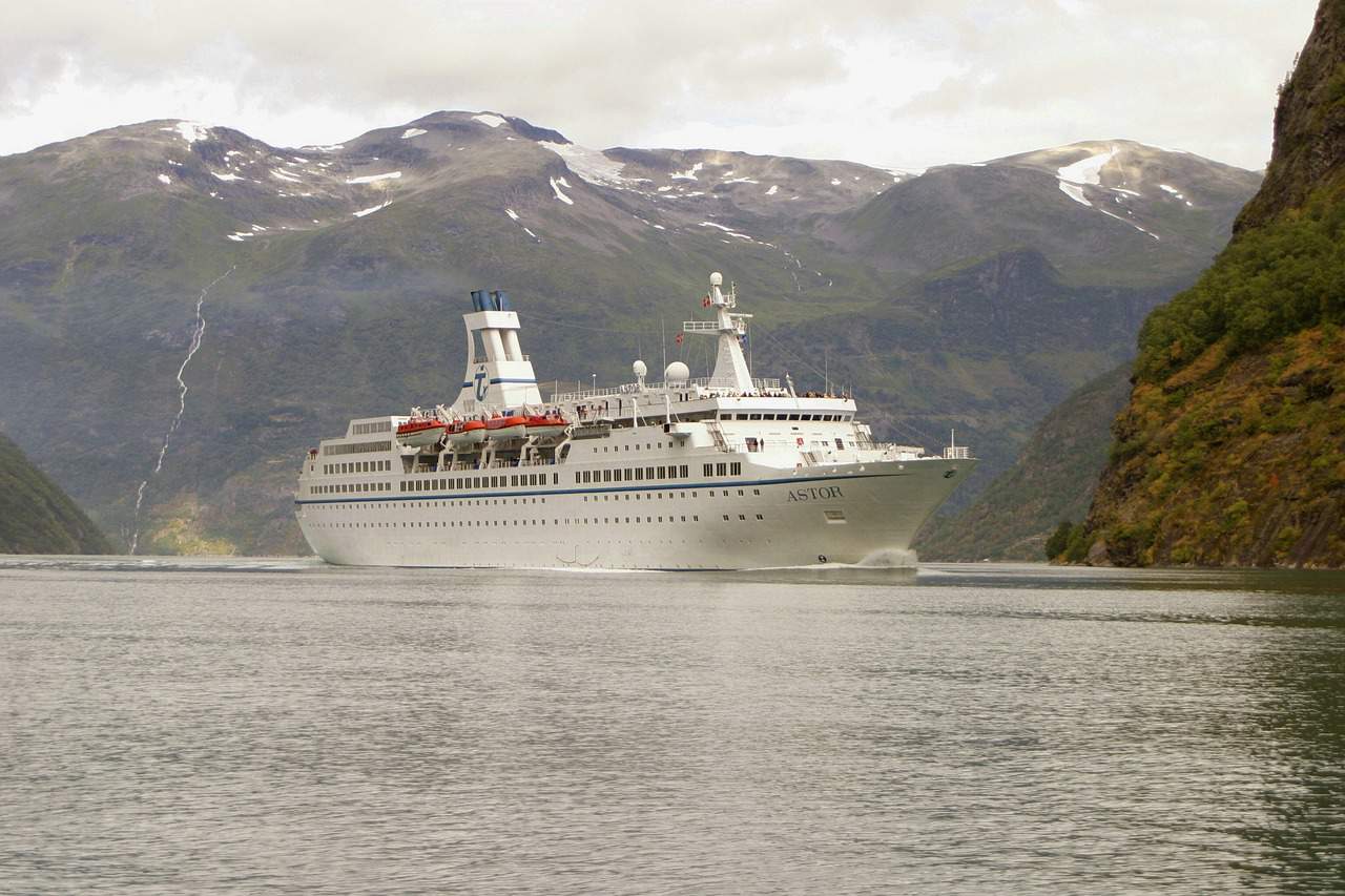 cruising the Svalbard islands