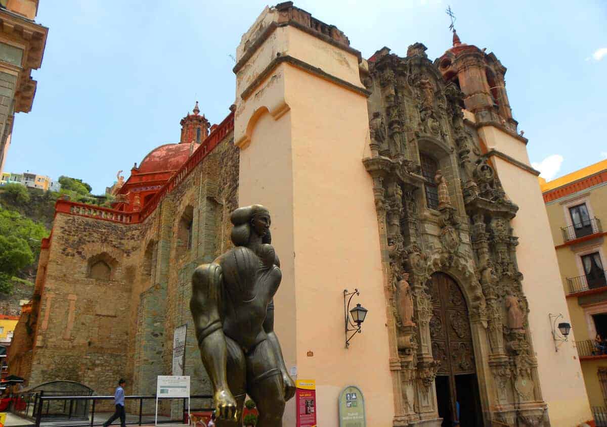 estatuas e iglesias Guanajuato