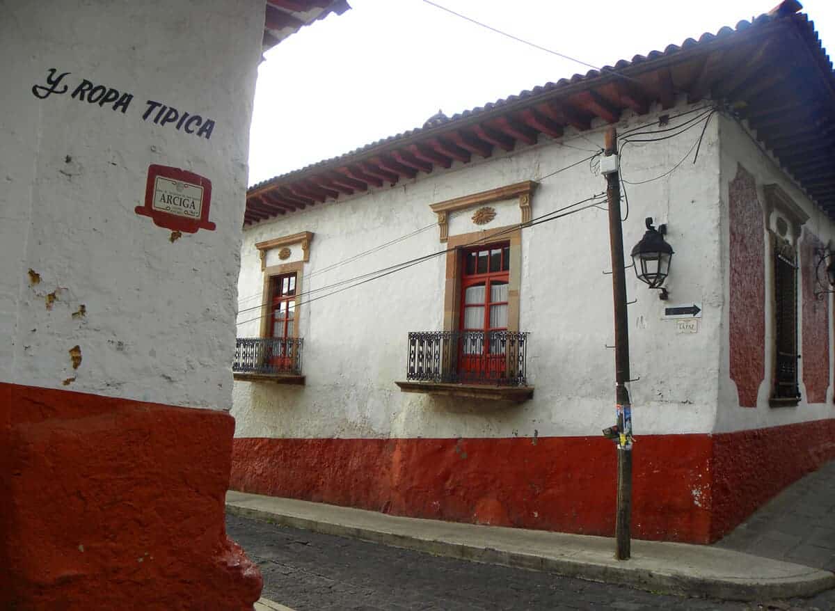 calle rojo y blanco patzcuaro mexico