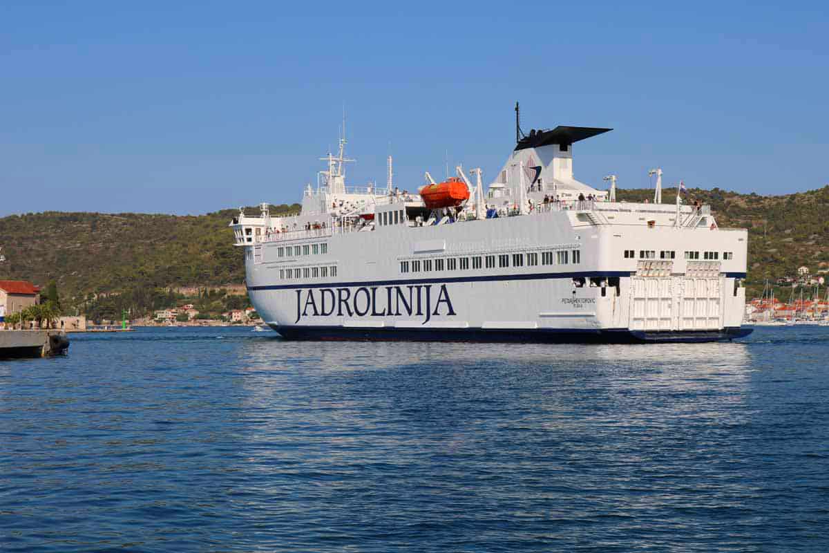 Jarodlinja ferry in Vis